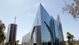 水晶大教堂或售予查普曼大學以償還債務