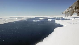 南極冰川現巨型裂縫引科學家關注