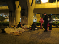 租金飆升上樓難 救世軍為露宿者添衣送暖