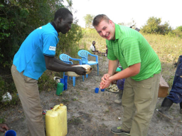 美足球星參與烏干達人道援助見證上帝