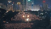 香港18萬人燭光晚會紀念「六四」