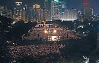 香港18萬人燭光晚會紀念「六四」