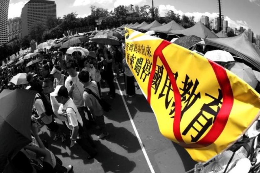 9萬巿民高溫下帶子女遊行反對國民教育