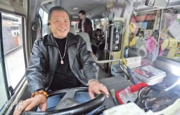 小巴「大佬」愛心義載長者全城「讚」