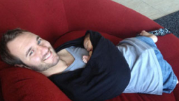 力克發「擁抱」兒子溫馨照 洋溢著為父喜樂