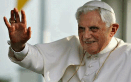 本篤十六世明被授予「榮譽教宗」頭銜