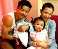 主內藝人張晉蔡少芬再添一女 全家福顯溫馨