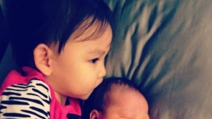 蔡少芬嗮兩愛女親吻照 幸福溢於言表