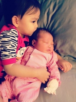 蔡少芬嗮兩愛女親吻照 幸福溢於言表