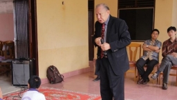 唐崇榮向智障兒童講「十字架強盜的悔改」