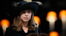 戴卓爾夫人葬禮孫女誦《聖經》 成媒體焦點