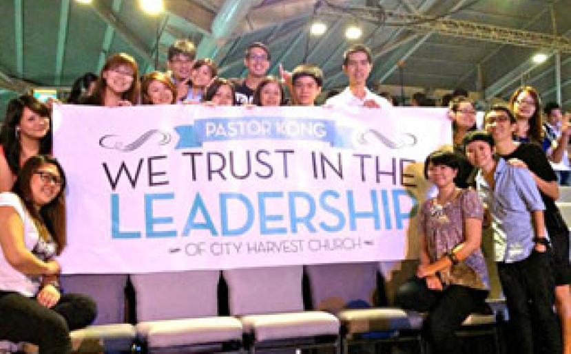 城市豐收教會會友反對將康希等牧者解職