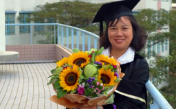 為出生女兒繫黑絲帶 母親侃談社關情