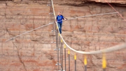 「鋼絲大王」成功橫越大峽谷