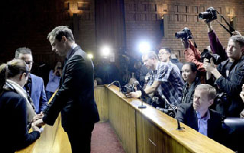 殘奧刀鋒短跑名將殺女友 開庭前流淚禱告