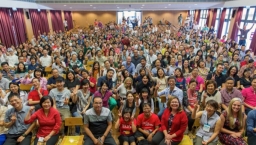 香港馬鞍峰教會首次崇拜八百多人出席