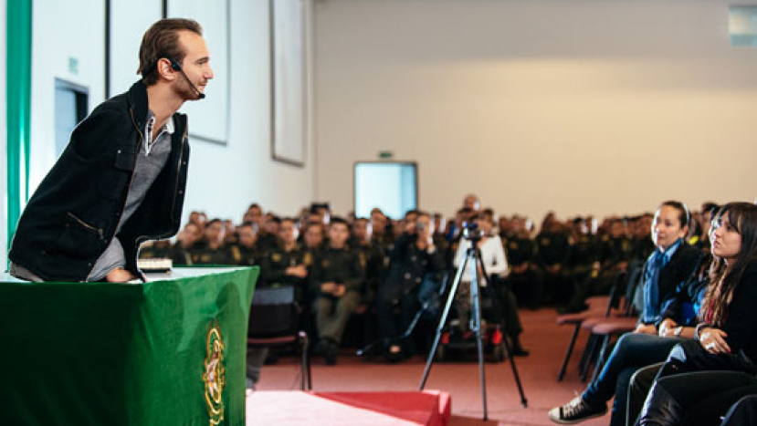 力克胡哲向17萬哥倫比亞警員傳福音