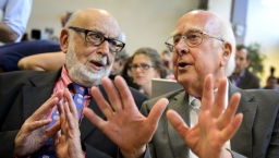 發現「上帝粒子」科學家獲諾貝爾物理學獎