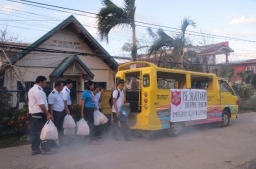 救世軍人員夥機構救援菲律賓風災災民