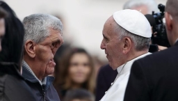 教宗方濟擁抱「陷臉人」感動世界