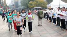 汶川地震失雙腿 廖智戴假肢跑完上海馬拉松