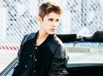 Justin Bieber義演 愛心撫慰菲國災童