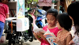 宣明會電單車圖書館穿梭印尼鬧市 數千孩童受惠