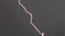 巴西里約著名地標耶穌像遭雷擊斷指