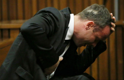 刀鋒戰士當庭慟哭懺悔 稱唯神能庇護自己