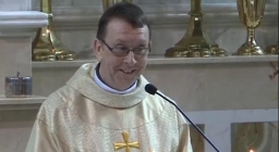 神父婚禮突獻唱《哈利路亞》新人感動落淚