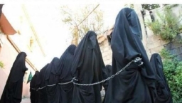 ISIS強迫基督徒女性戴面紗鐵鏈捆綁販賣