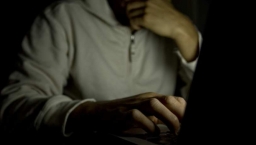 12歲女兒驚見父親收藏色情品 多年後給他寫的一封信