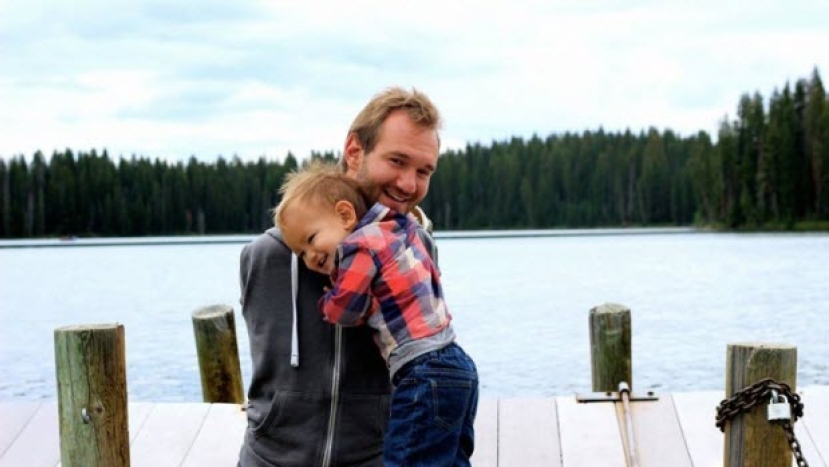 無肢力克PO與兒子擁抱溫馨照 一個鐘近12萬人讚好