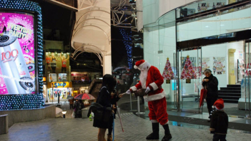 OM派發聖誕傳單 向「最富有的未得之地」分享救主耶穌