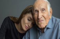 拍攝電影《永不屈服》 安祖蓮娜跪地求神蹟