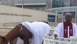 密西西比牧師牽「馬新娘」抗議法院中止《同性婚姻禁令》