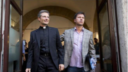 天主教同性戀神父高調攜男友出櫃 挑戰教廷即時被免職