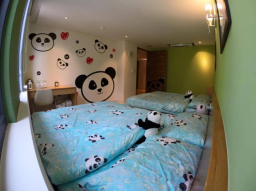 范范黑人贊助熊貓病房 望病童感受家的溫暖