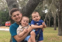 佛州牧師夫婦照顧流浪漢夫婦孩子一晚 神給機會收養