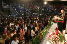 唐崇榮牧師19場巡迴佈道傳遞聖誕救贖燭光