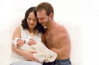 力克胡哲迎雙胞千金 四孩無礙事奉全靠「背後的女人」