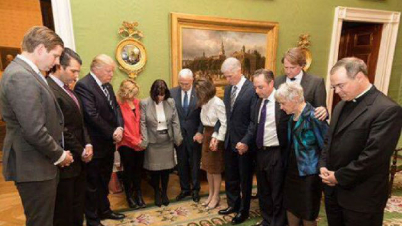 研究中心民調:美國人不信任特朗普 但七成基督徒為他禱告