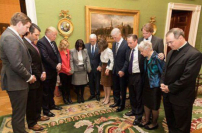 研究中心民調:美國人不信任特朗普 但七成基督徒為他禱告