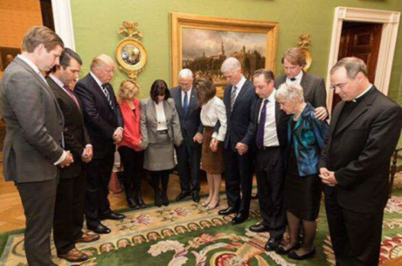 研究中心民調:美國人不信任特朗普 但七成基督徒為他禱告