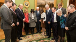 前NBA籃球員領研經 引導白宮內閣成員信仰治國