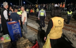 台鐵出軌事故逾半乘客死傷 教會聯合助尋人