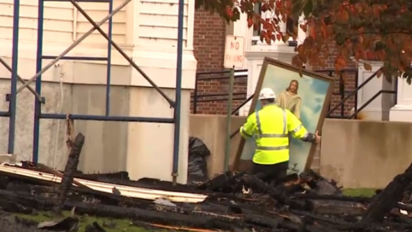 美百年教堂陷火海 耶穌畫像奇蹟「活著」