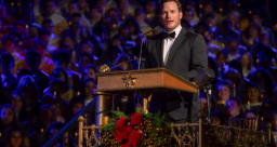 星爵現身迪士尼聖誕燭光慶典 讀約翰福音述天父深情