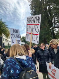 逾兩百加州家長首府集會 極力抵制新版性教育