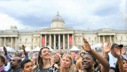 英國上千信徒齊集廣場 五旬節求主佑國